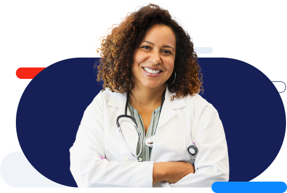 Mulher preta sorrindo, com os cabelos castanhos crespos na altura dos ombros, vestindo um jaleco branco com um estetoscópio nos ombros e com os braços cruzados